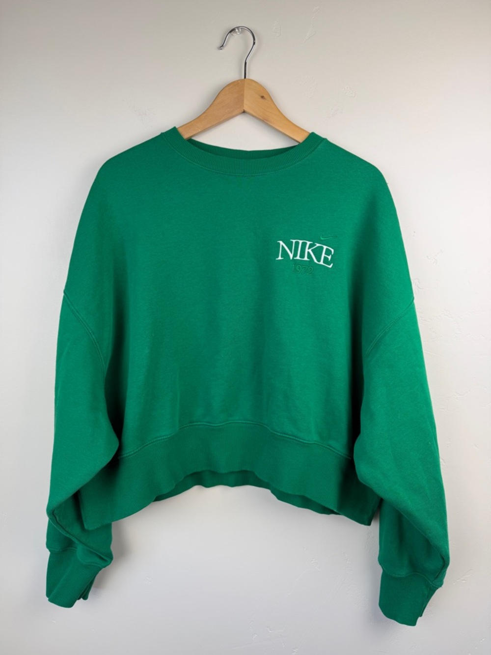 Nike Green Cropped Crewneck Sweatshirt Size S Embroidered Logo Fleece Pullover
